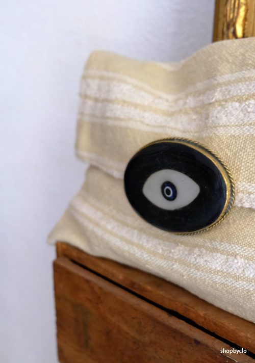 Pochette berbère beige boucle oeil noir
